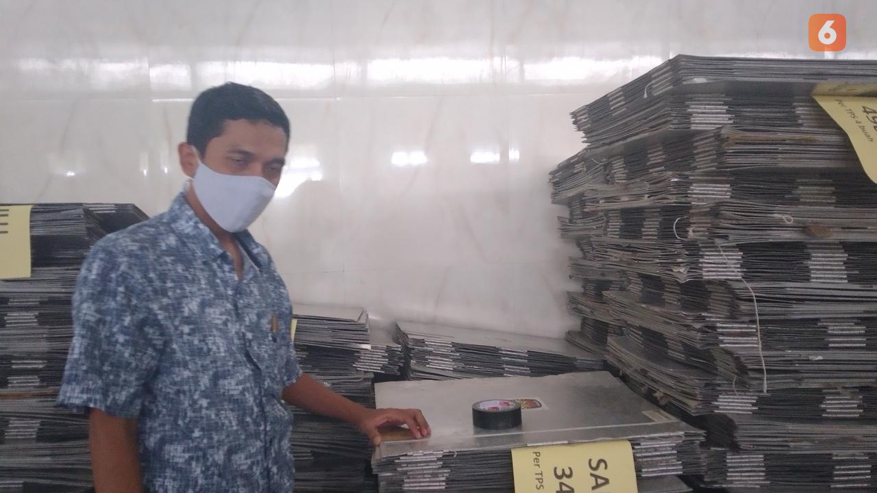 Ketua KPU Kabupaten Rembang, Iqbal Fahmi, saat ditemui di gudang penyimpanan bilik suara (Liputan6.com/Ahmad Adirin)