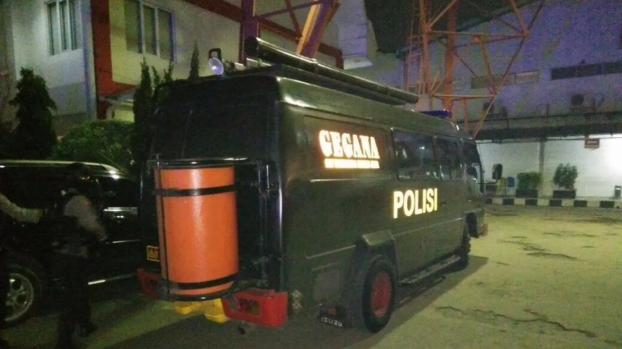 Tim Gegana sisir kantor TVOne, di kawasan Pulogadung usai mendapatkan ancaman bom (Liputan6.com/Nanda Perdana Putera) 