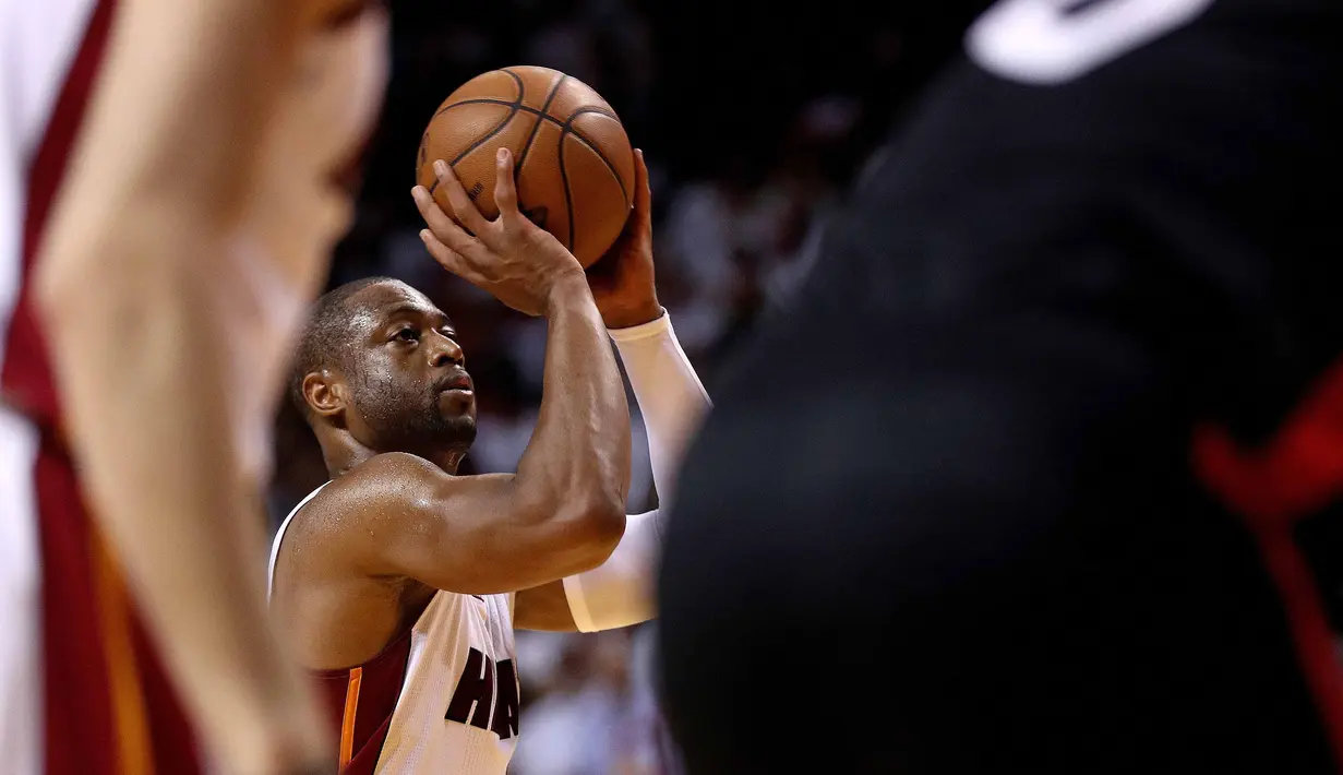 Pemain Miami Heat, Dwyane Wade #3 mencoba melakukan tembakan saat timnya melawan Toronto Raptors pada game ke-4 semifinal NBA Playoffs 2016 di American Airlines Arena, Miami, Florida (10/5/2016). (Mike Ehrmann/Getty Images/AFP)