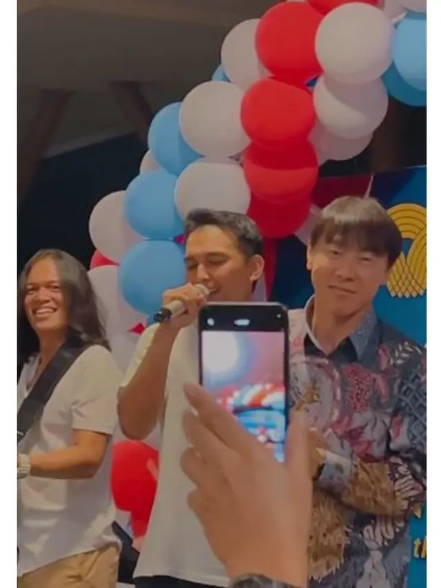 6 Momen Naga ADA Band Manggung Bareng Shin Tae-yong, Ikut Joget Pakai Batik