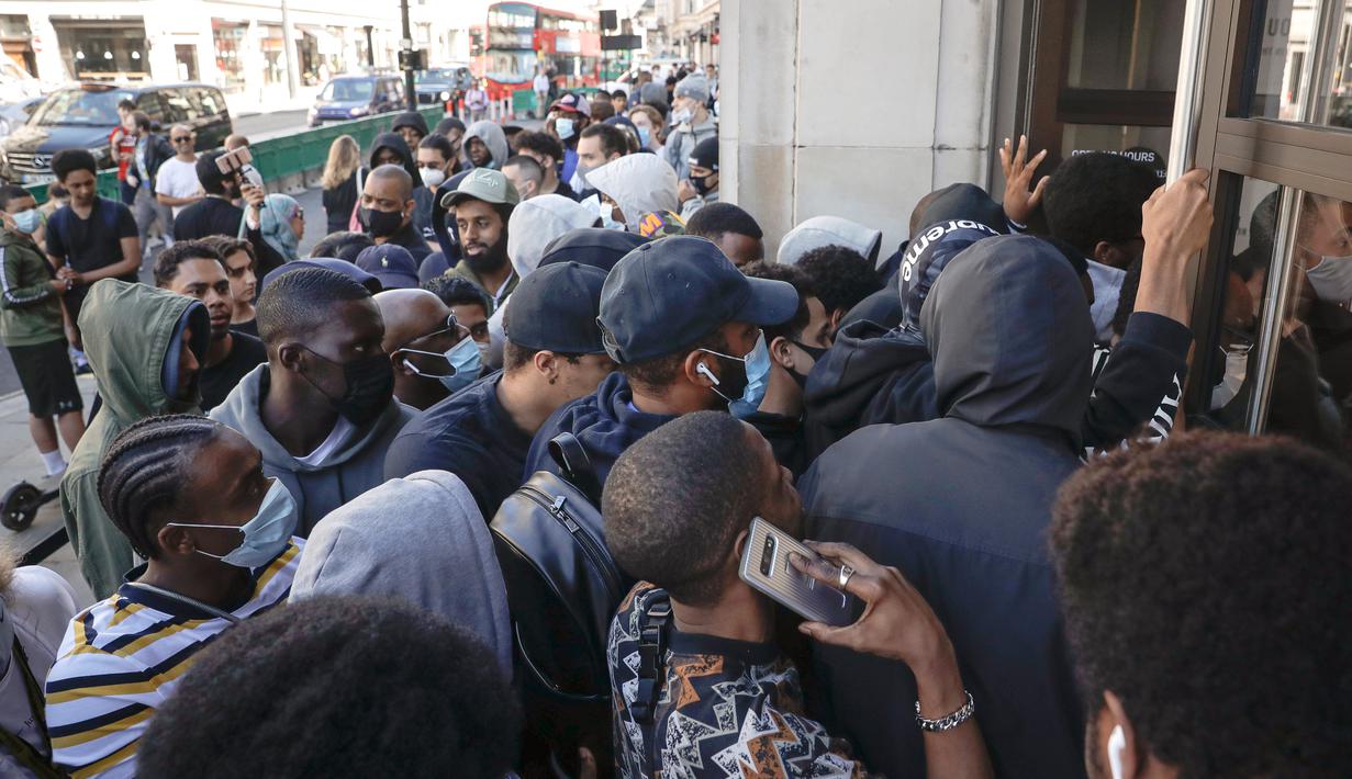 FOTO Inggris Longgarkan Lockdown Antrean Mengular di 