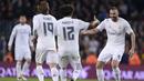 Para pemain Real Madrid merayakan gol yang dicetak Karim Benzema ke gawang Barcelona pada laga La Liga di Stadion Camp Nou, Barcelona, Minggu (3/4/2016) dini hari WIB. Barcelona takluk 1-2 dari Real Madrid. (AFP/Josep Lago)