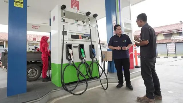 Menteri Badan Usaha Milik Negara (BUMN) Erick Thohir inspeksi mendadak (sidak) ke sejumlah Stasiun Pengisian Bahan Bakar Umum (SPBU) di Tangerang, Banten.
