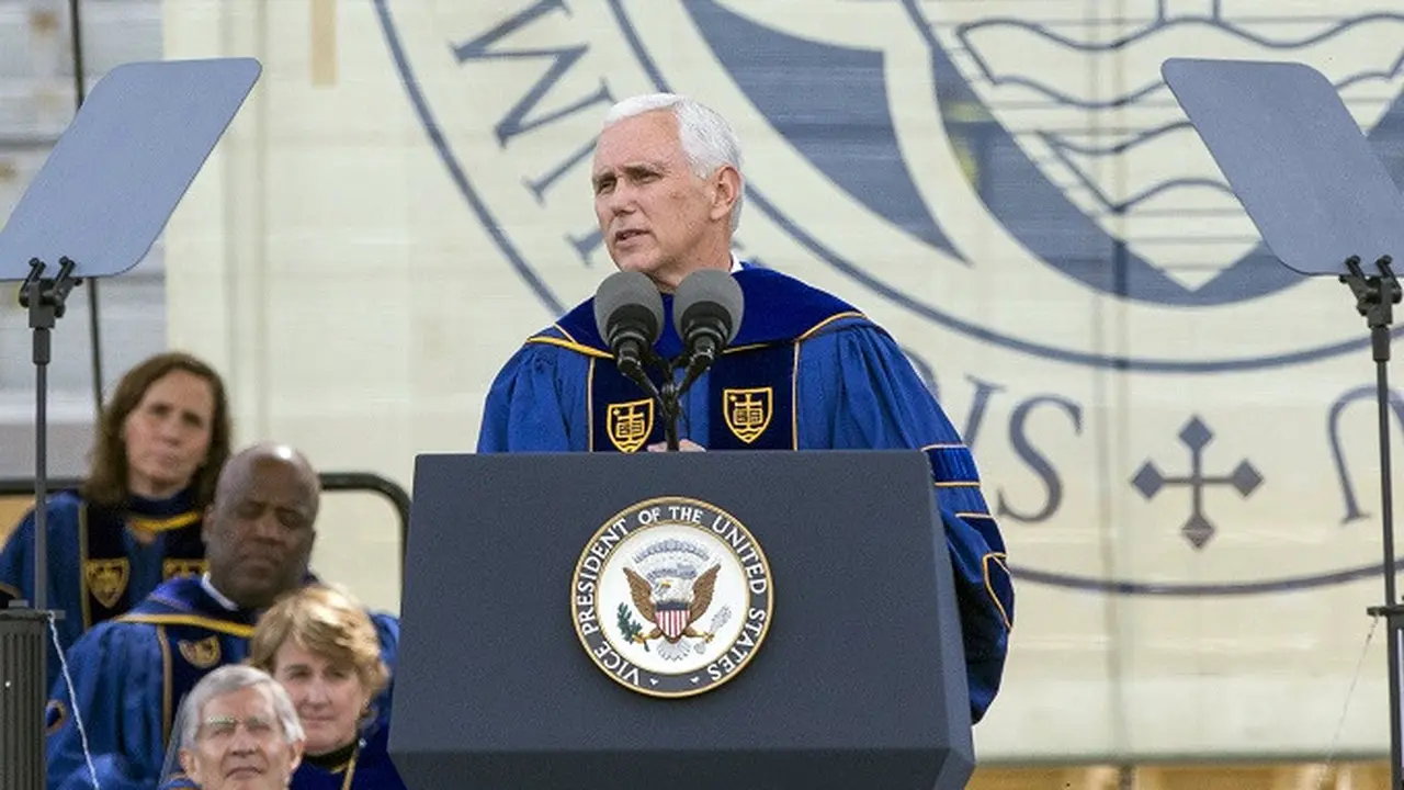 Sejumlah mahasiswa memutuskan walk out saat Wapres AS Mike Pence akan memberikan pidato kelulusan di Notre Dame University