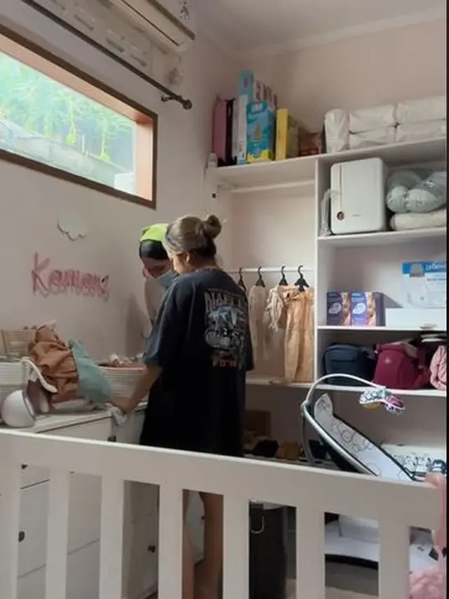 6 Potret Keseharian Jennifer Coppen Jadi Mama Muda, Antusias Ganti Popok Bayi