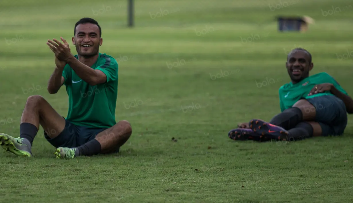 Setelah melakukan breakdance, Rizky Pora, mengajak teman-temannya bertepuk tangan untuk dirinya. (Bola.com/Vitalis Yogi Trisna)