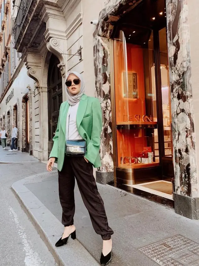 7 Ide Padu Padan Celana Jogger Wanita Berhijab dari Irish Bella hingga Olla Ramlan