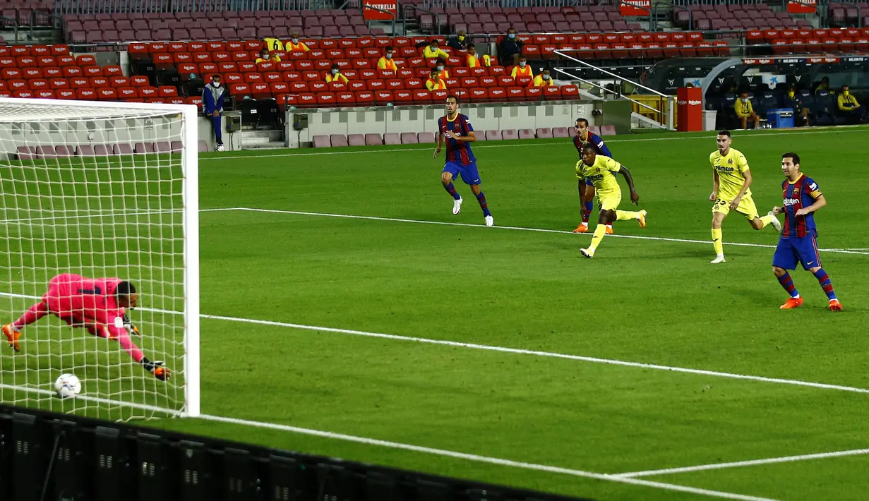 Striker Barcelona, Lionel Messi, mencetak gol melalui tendangan penalti saat melawan Villareal pada laga Liga Spanyol di Stadion Camp Nou, Senin (28/9/2020). Barcelona menang dengan skor 4-0. (AP Photo/Joan Monfort)