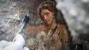 Temuan lukisan "Leda and the Swan" di reruntuhan kota kuno Pompeii, Italia 19 November 2018. Lukisan itu diyakini sebagai hiasan di ruangan kamar tidur milik orang kaya di sebuah rumah. (CESARE ABBATE/PRESS OFFICE OF THE POMPEII ARCHAEOLOGICAL PARK/AFP)
