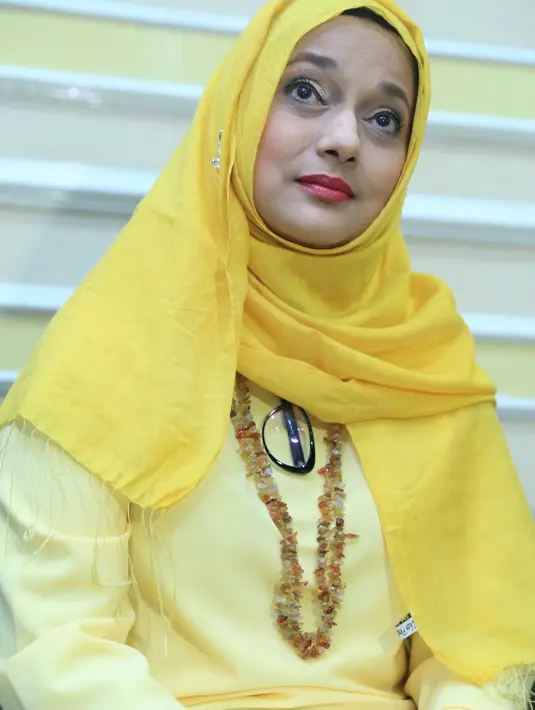 Marissa mengaku keluarga yang telah dibina lebih dari 30 tahun itu dipermalukan oleh acara tersebut. Foto suaminya bersama Christine saat masih muda, adalah upaya untuk mengunjing rumah tangganya. (Adrian Putra/Bintang.com)