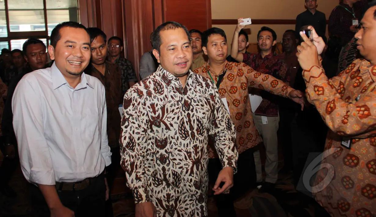 Menteri Desa, Pembangunan Daerah Tertinggal dan Transmigrasi (PDTT) Marwan Jafar (tengah) tiba untuk menghadiri Rakornas Kementerian Desa PDTT di Jakarta, Selasa (31/3). Rakornas itu dihadiri Gubernur dan Walikota se-Indonesia. (Liputan6.com/Helmi Afandi)