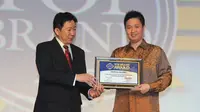 Andi Wijaya Senior Manager Marketing Communication (kanan) menerima penghargaan Top Brand yang diserahkan oleh Handi Irawan CEO Frontier Consulting Group (kiri) di Hotel Mulia, Jakarta (11/2).