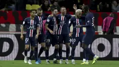 Penyerang PSG, Kylian Mbappe (ketiga kanan) berselebrasi dengan rekannya usai mencetak gol ke gawang AS Monaco pada pertandingan Liga Prancis di Stadion Louis II, Monaco (15/1/2020). Pada pertandingan ini Mbappe mencetak dua gol dan mengantar PSG menang 4-1 atas Monaco. (AP Photo/Daniel Cole)
