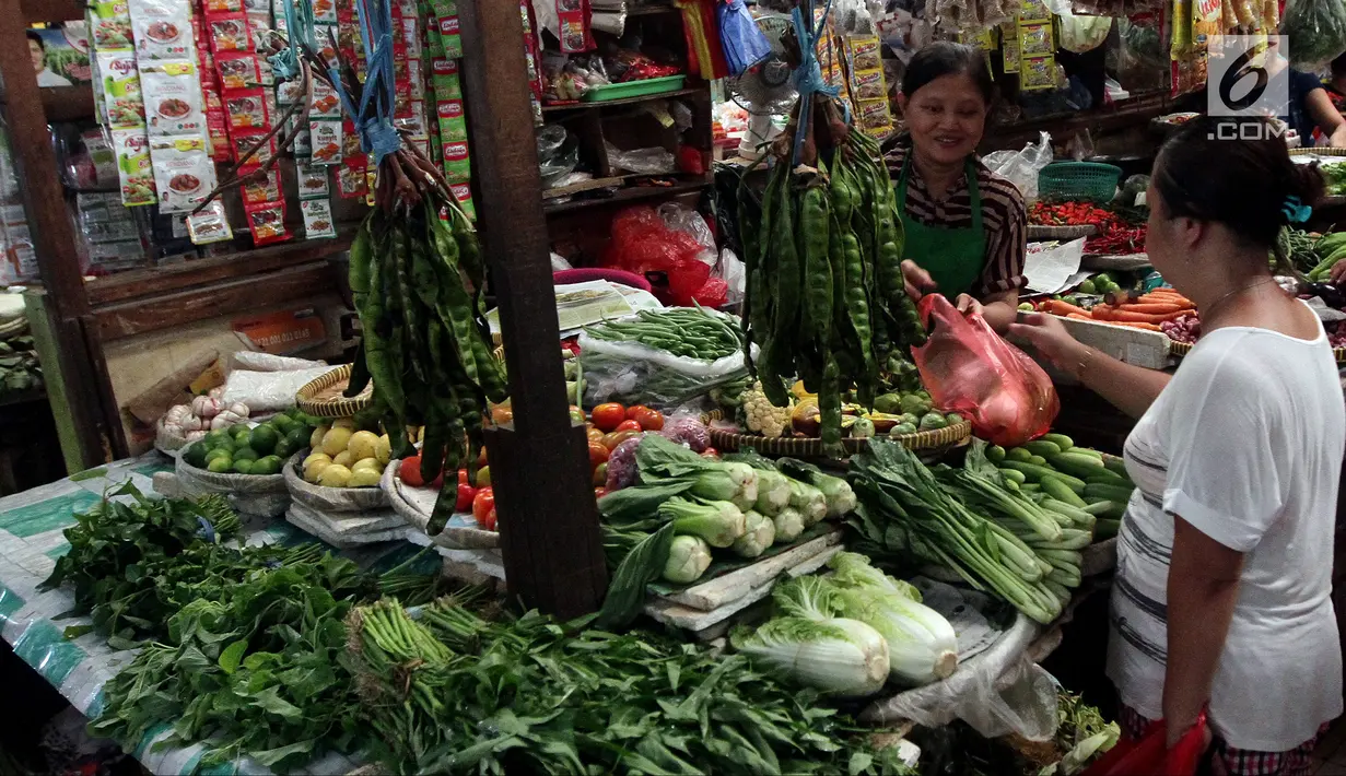 Aktivitas perdagangan di Pasar Kebayoran Lama, Jakarta, Jumat (20/4). Kementerian Perdagangan (Kemendag) mengklaim harga pangan terkendali. (Liputan6.com/Johan Tallo)