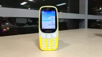 Tampak depan Evercoss N2, feature phone lokal mirip Nokia 3310 Reborn dengan layar ukuran 2.4 inci (Liputan6.com/ Agustin Setyo W)