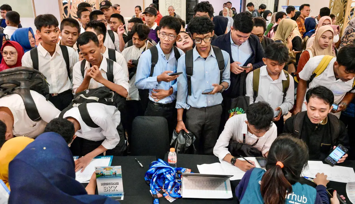 Besarnya jumlah lowongan pekerjaan tersebut itu bisa dimanfaatkan oleh para pencari kerja. (BAY ISMOYO/AFP)