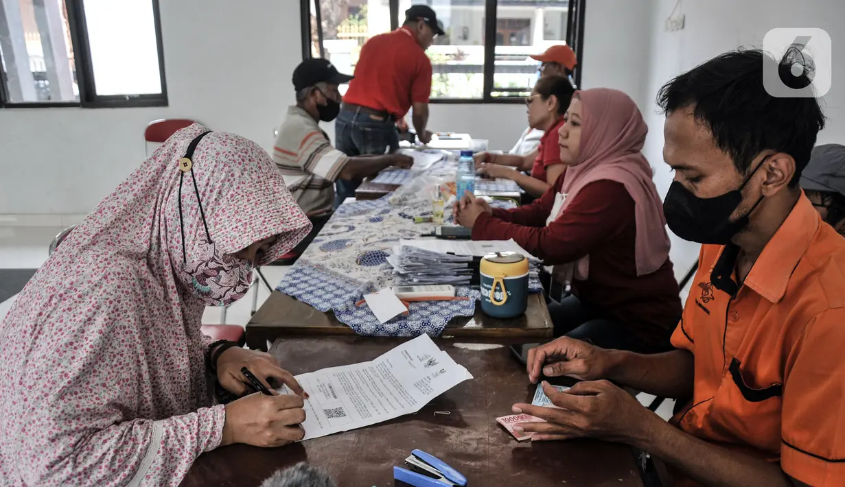 Warga mengisi dokumen saat menerima Bantuan Langsung Tunai (BLT) Bahan Bakar Minyak (BBM) tahap tiga di Sasana Krida Karang Taruna (SKKT) Kelurahan Pondok Kopi, Kecamatan Duren Sawit, Jakarta Timur, Kamis (22/9/2022). Sebanyak 771 warga di Kecamatan Duren Sawit menerima manfaat BLT tahap tiga sebesar Rp 300 ribu sebagai kompensasi dari naiknya harga BBM. (merdeka.com/Iqbal S. Nugroho)
