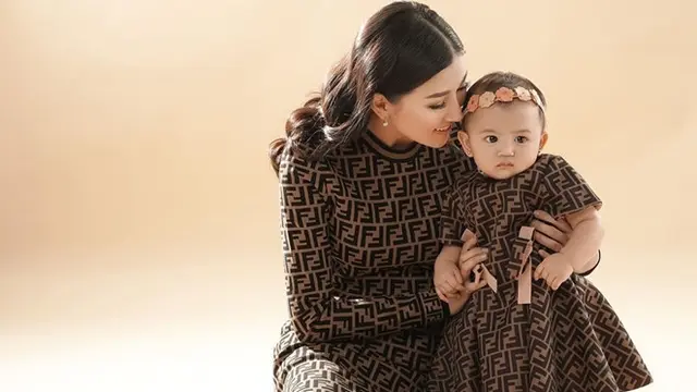 7 Potret Sarwendah Pakai Baju Couple dengan Kedua Putrinya, Kompak Banget