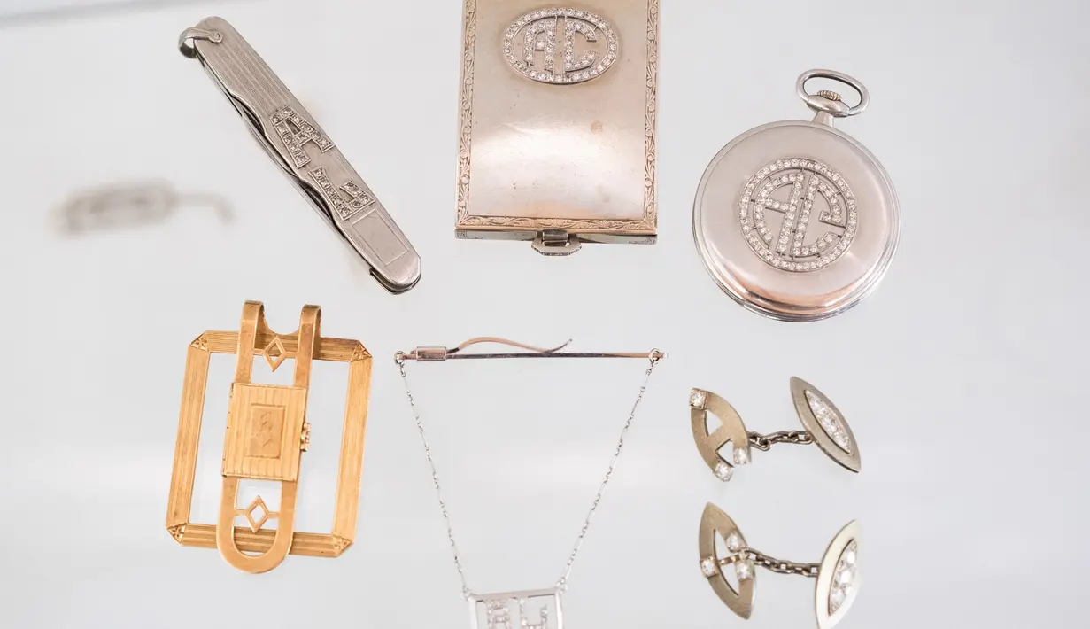 Beberapa barang pribadi Al Capone, termasuk manset bertatahkan berlian dan arloji saku Patek Philippe, dipajang di Rumah Lelang Witherell, Sacramento, California, Amerika Serikat, 4 Oktober 2021. Sebanyak 174 item peninggalan Al Capone akan dilelang. (Nick Otto/AFP)