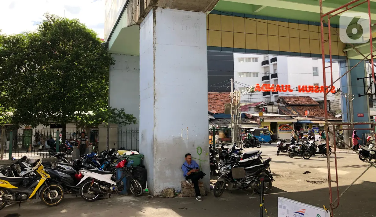 Suasana di sekitar Stasiun Juanda, Jakarta, Senin (9/3/2020). Dirut PT MRT Jakarta William P Sabandar mengatakan PT MRT Jakarta akan melakukan penataan Stasiun Juanda, Stasiun Tanah Abang, Stasiun Senen, dan Stasiun Sudirman. (Liputan6.com/Immanuel Antonius)