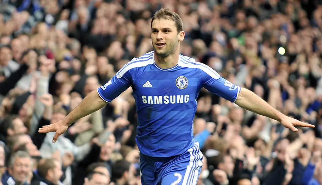 1. Branislav Ivanovic, Chelsea, awalnya berposisi sebagai bek tengah, namun kemampuannya menggiring bola membuat dirinya kini pindah posisi menjadi bek kanan. (EPA/Andy Rain) 