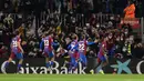 Depay yang maju sebagai penendang sukses mengecoh Lopez ke sisi kanan dan membuat Barcelona unggul 1-0. (AFP/Josep Lago)