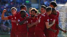 Selebrasi pemain Liverpool dari gol yang dicetak Wijnadum pada laga lanjutan Premier League yang berlangsung di Stadion Millenium, Cardiff, Minggu (21/4). Liverpool menang 2-0 atas Cardiff City. (AFP/Geoff Caddick)