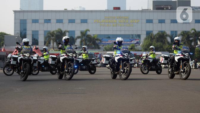 Polisi menunjukkan kemampuan mengendarai motor gede saat apel pasukan Operasi Patuh Jaya 2020 di Lapangan Polda Metro Jaya, Jakarta, Kamis (23/7/2020). Sebanyak 1.800 personel gabungan TNI-Polri diturunkan dalam Operasi Patuh Jaya 2020. (merdeka.com/Imam Buhori)