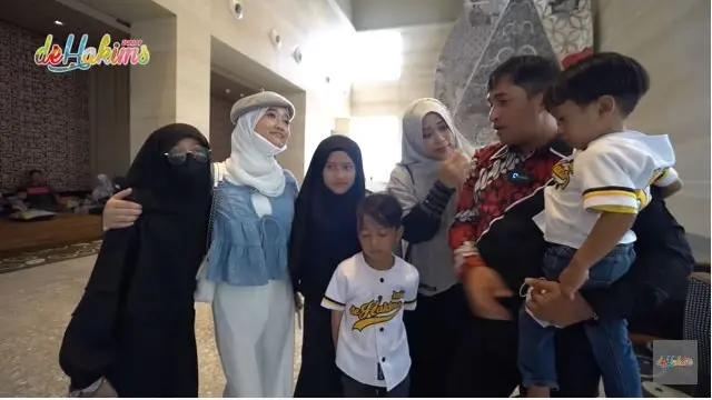 6 Momen Irfan Hakim Antar Putri Kembarnya Masuk Pesantren, Penuh Haru