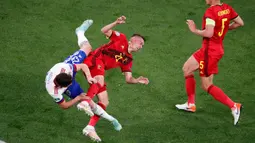 Pada menit ke-27, Timothy Castagne dan Daler Kuzyaev terpaksa ditarik ke luar, setelah keduanya terlibat insiden benturan. Thomas Meunier masuk menggantikan Timothy Castagne, sedangkan Denis Cheryshev mengganti Daler Kuzyaev. (Foto: AFP/Pool/ Aanton Vaganov)