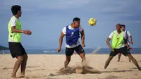 Sesi latihan Timnas Sepak Bola Pantai Indonesia jelang Piala Asia Sepak Bola Pantai di kawasan Tanjung Benoa, Bali. (Bola.com/Alit Binawan)