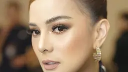 Di usia 36 tahun kini ia terlihat makin cantik dan awet muda. Netizen pun tak berhenti mengagumi penampilannya saat muncul dengan makeup bronze yang menambah kesan mewah dan glamor pada penampilannya. (Liputan6.com/IG/@astridtiar127)