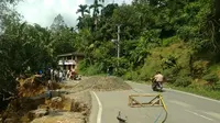 Bencana tanah bergerak melanda Koto Alam, Kabupaten Limapuluh Kota, Sumatera Barat. Jalur lintas Sumbar-Riau terancam putus. (Liputan6.com/ Novia Harlina)