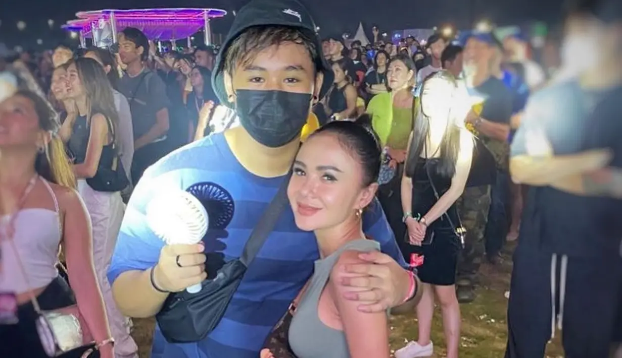 Penyanyi kelahiran Batu, Jawa Timur ini dikenal punya hubungan yang dekat dengan dua anak laki-lakinya. Oleh karena itu, saat nonton konser bareng mereka terlihat begitu kompak dan santai hingga terlihat seperti teman sepermainan. (Liputan6.com/IG/@yunishara36)