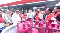 Menteri ESDM Arifin Tasrif dan Kepala BPH Migas Erika Retnowati didampingi Direktur Logistik & Infrastruktur Pertamina Persero Alfian Nasution tinjau pasokan Gas Elpiji di SPBU Pertamina Ngagel 54.601.100, pada kamis (4/4/2023). (Foto: Istimewa)