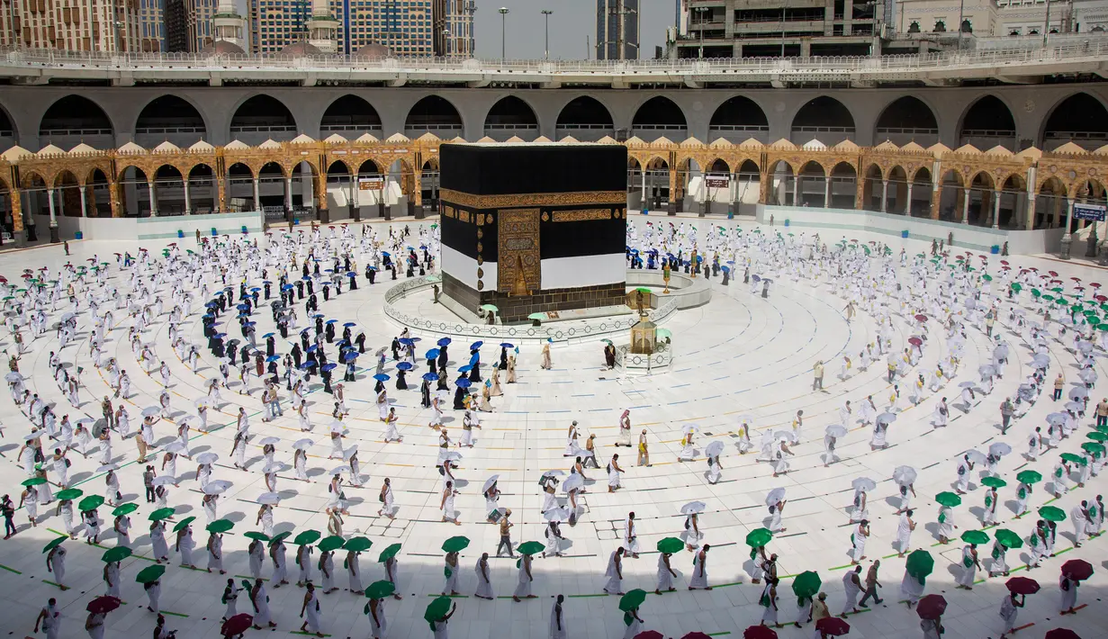 Sejumlah jemaah saling jaga jarak saat melakukan tawaf mengelilingi Ka'bah di dalam Masjidil Haram saat melakukan rangkaian ibadah haji di Kota Suci Mekkah, Arab Saudi, Rabu (29/7/2020).  Karena pandemi COVID-19, pemerintah Saudi hanya membolehkan sekitar 10.000 orang. (Saudi Media Ministry via AP)