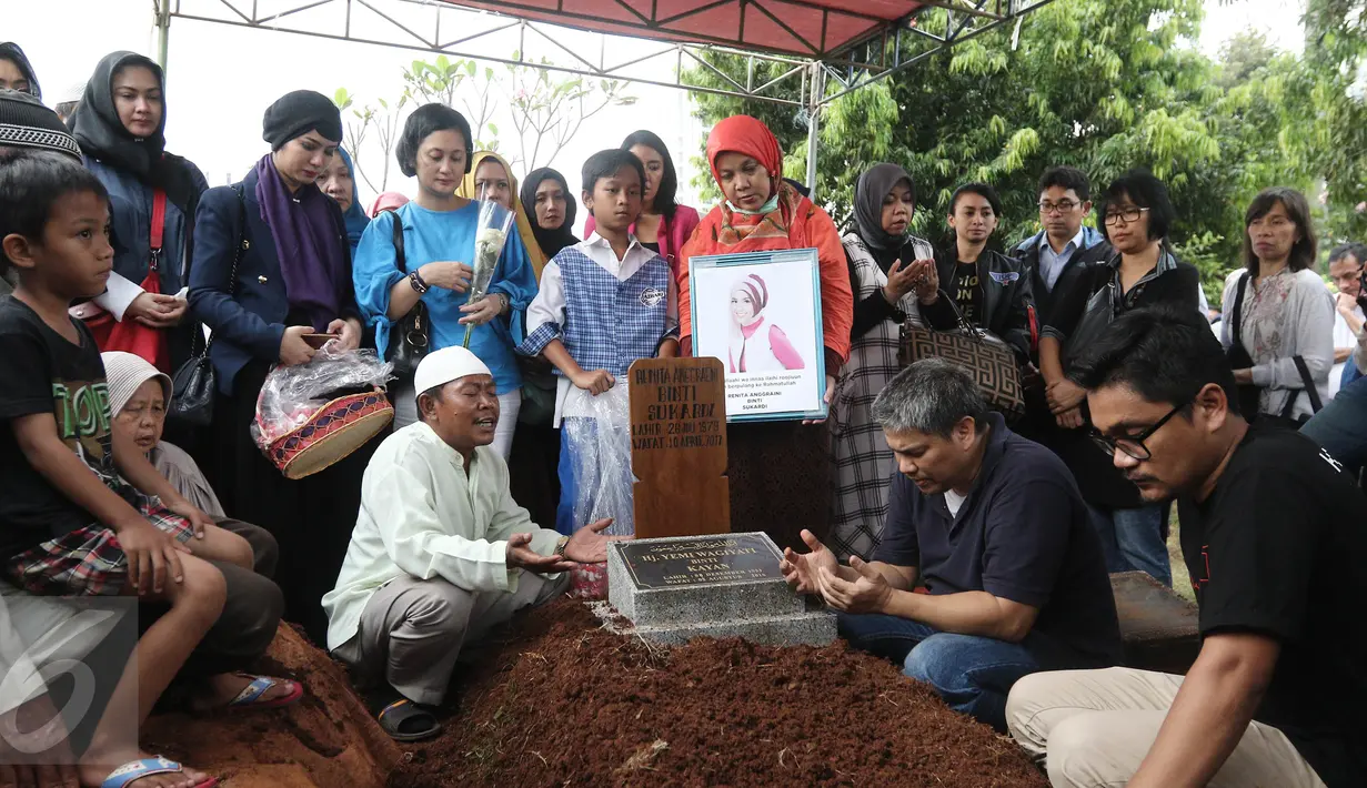 Pembacaan doa usai prosesi pemakaman jenazah Renita Sukardi di TPU Menteng Pulo, Jakarta, Senin (10/4). Renita meninggal dunia karena menderita kanker payudara stadium 3B. (Liputan6.com/Herman Zakharia)