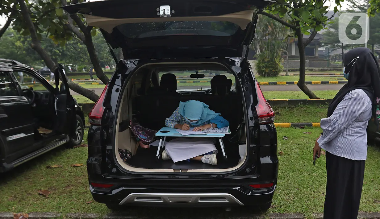 Murid saat mengikuti Drive in Learning (DRIL) dengan konsep pembelajaran di ruang terbuka di Jakarta, Senin (5/4/2021). Pembelajaran tatap muka terbatas sebagai bentuk inovasi dan adaptasi dibidang pendidikan saat pandemi Covid-19 masih terjadi. (Liputan6.com/Herman Zakharia)