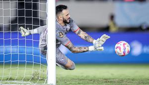 Kiper Arema FC, Lucas Frigeri berhasil menghalau bola tendangan pemain Borneo FC pada laga final Piala Presiden 2024 di Stadion Manahan, Solo, Minggu (4/8/2024). (Bola.com/Bagaskara Lazuardi)
