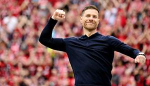 Pelatih Bayer Leverkusen, Xabi Alonso, merayakan gelar juara Bundesliga 2024 bersama suporter di BayArena, Sabtu (18/5/2024). (AFP/Ina Fassbender)