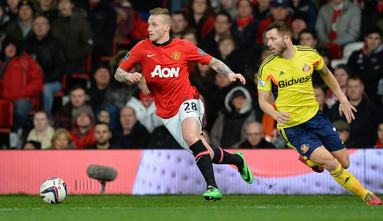 Alexander Buttner (kiri) didatangkan oleh Manchester United dari Vitesse untuk memperkuat posisi bek kiri mereka. Namun, ia gagal bersaing dengan Patrice Evra dan lebih banyak menghabiskan waktu di bangku cadangan. Buttner tercatat hanya tampil 28 kali dan mencetak dua gol. (AFP/Paul Ellis)