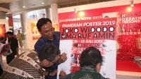 Pameran poster ucapan terimakasih untuk Jokowi-Ma'ruf berlangsung di Jakarta. (Liputan6.com/Putu Merta Surya Putra)