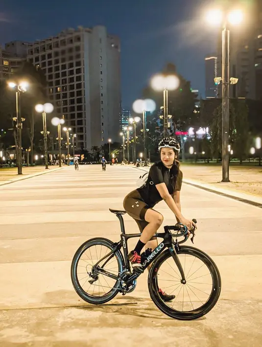 "Pertama kali juga tahu elu gara-gara YouTube sih, yang elu kasih mobil ke mantan lu," kata Vidi Aldiano di kanal YouTube miliknya baru-baru ini. "Aduh jijik banget," timpal Anya Geraldine.  (Instagram/anyageraldine)