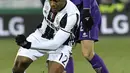 Bek sayap Juventus, Alex Sandro, berusaha melewati hadangan pemain Fiorentina. Kemenangan ini mengantar Fiorentina naik ke peringkat delapan Liga Italia, sementara Juventus tetap berada pada puncak klasemen. (AFP/Andreas Solaro)