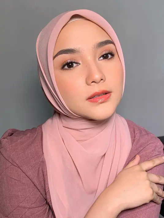 Meski sudah memiliki satu orang anak, Citra Kirana nyatanya cepat kembali ke berat badan ideal. Pipi dari perempuan yang akrab disapa Ciki ini sudah kembali tirus. Penampilan yang memesona dari Ciki berhasil membuatnya dipuji cantik oleh warganet. (Liputan6.com/IG/@citraciki)