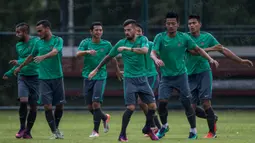 Gelandang Timnas Indonesia, Stefano Lilipaly (tengah), bersama rekan-rekannya melakukan pemanasan ketika berlatih di Lapangan SPH Karawaci, Banten, Minggu (11/12/2016). (Bola.com/Vitalis Yogi Trisna)