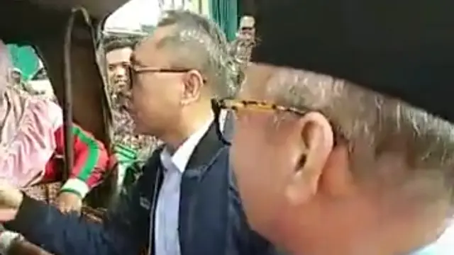 Ketua Umum PAN Terekam Kamera Bagikan Uang Di Daerah Pilkada Sumsel