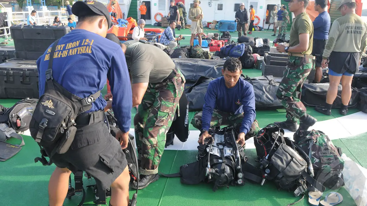 Persiapan Tim Penyelam Cari Korban AirAsia QZ8501
