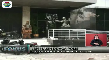 Kantor LBH Jakarta masih dijaga ketat aparat, pasca kerusuhan karena tuduhan PKI semalam.