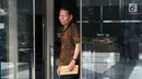 Saksi Ahli KPK Armawan menjawab pertanyaan wartawan usai memberikan keterangan kepada penyidik di gedung KPK, Jakarta, Jumat (11/5). Armawan dimintai keterangan oleh KPK terkait kasus dugaan korupsi proyek pengadaan E-KTP. (Medeka.com/Dwi Narwoko)